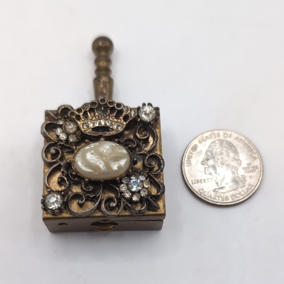 Vintage Handled Gold Tone Snuff / Pill Box with Rhinestones & Faux Pearl on Lid - Picture 10 of 12